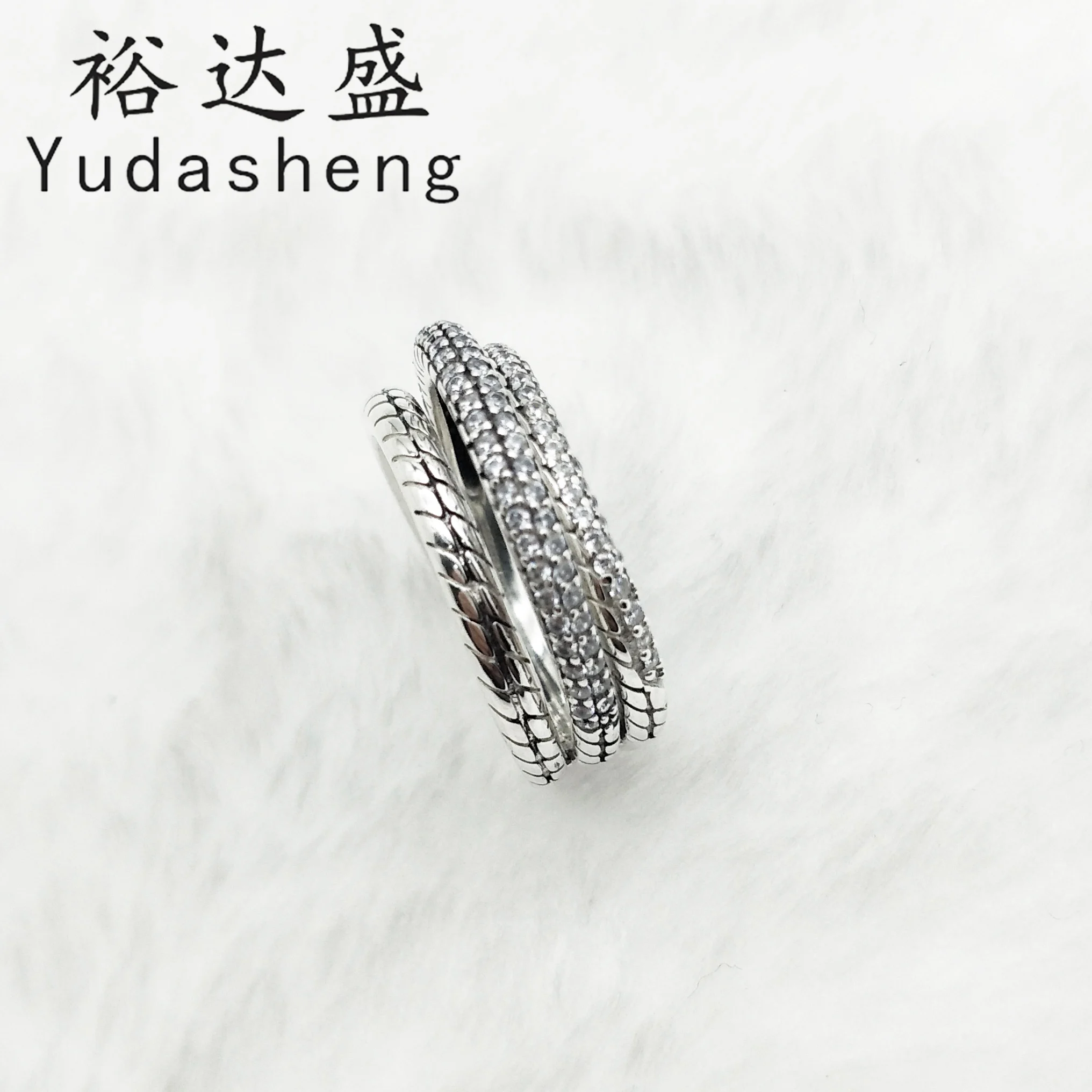 

Triple Band Snake Chain Pattern Ring 2020