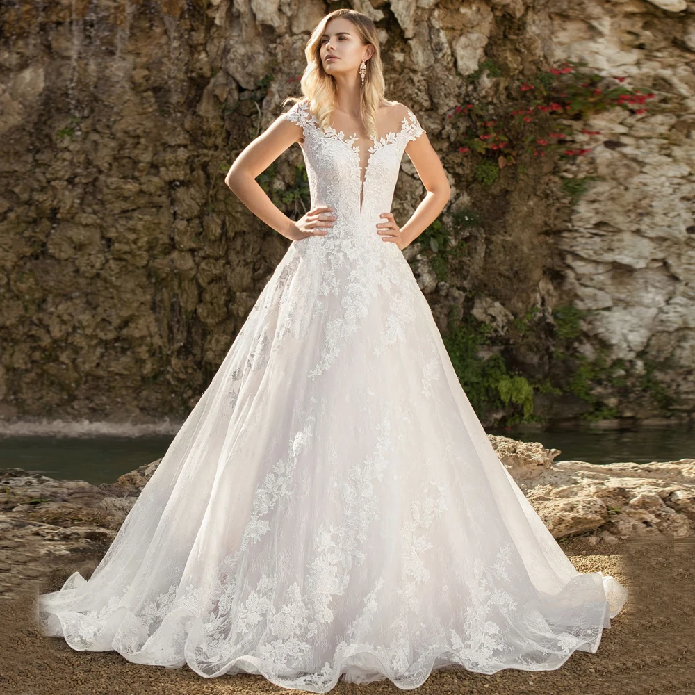 Изысканное кружевное свадебное платье бальное с длинным рукавом со шлейфом