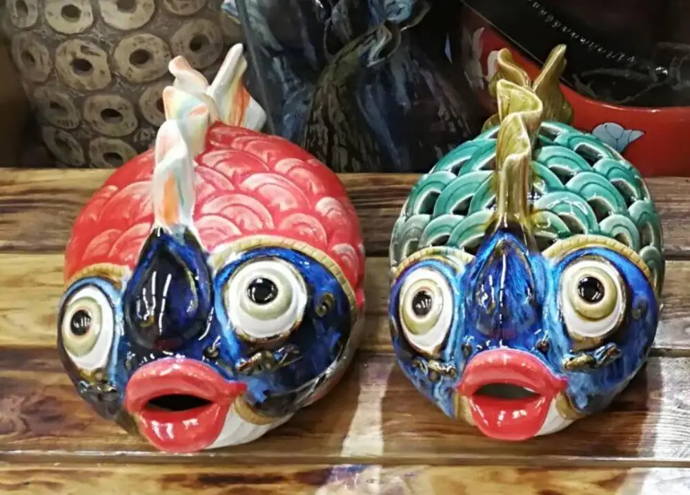 Escultura de animales de lujo para habitación, estatua de cerámica de peces besándose, Tesoro, pez, Shek Wan, muñecas, regalos de boda