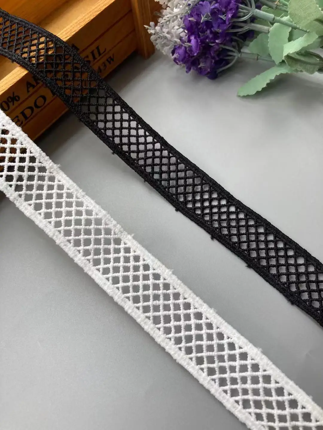 Кружевная аппликация для костюмов белая черная 3 ярда