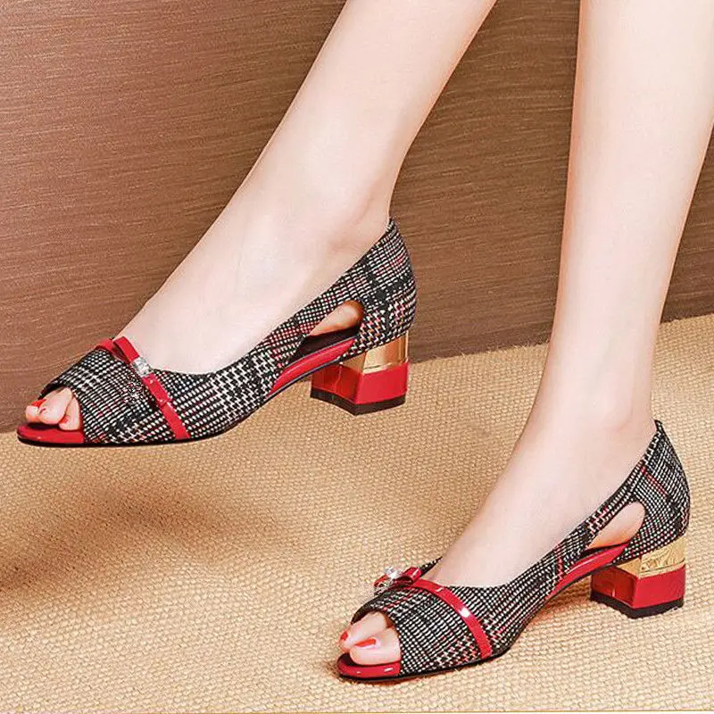 

Весенняя мягкая женская обувь, на среднем каблуке, с открытым носком, с бантом и жемчугом, женская обувь, модный британский стиль, на квадрат...