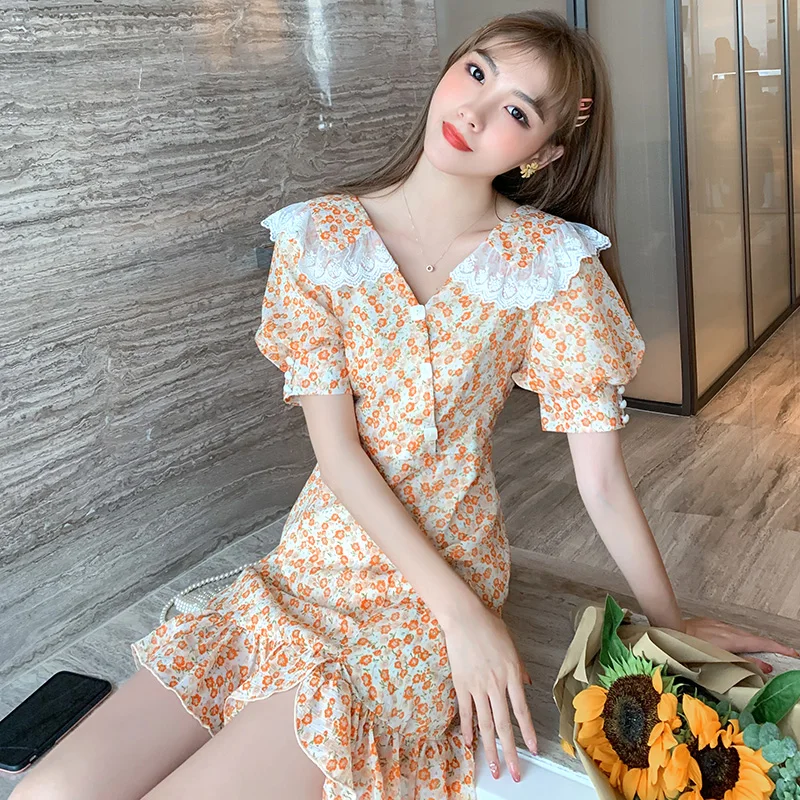 Короткое женское платье с цветочным принтом французской талией и V образным