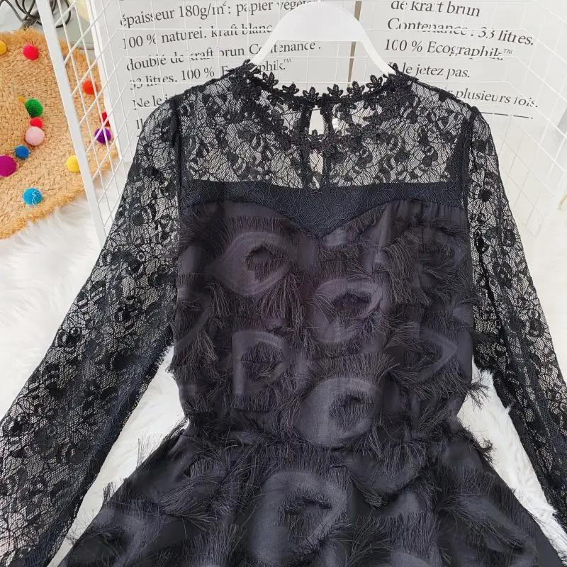 Женское платье весеннее кружевное короткое А-силуэта с длинными рукавами и