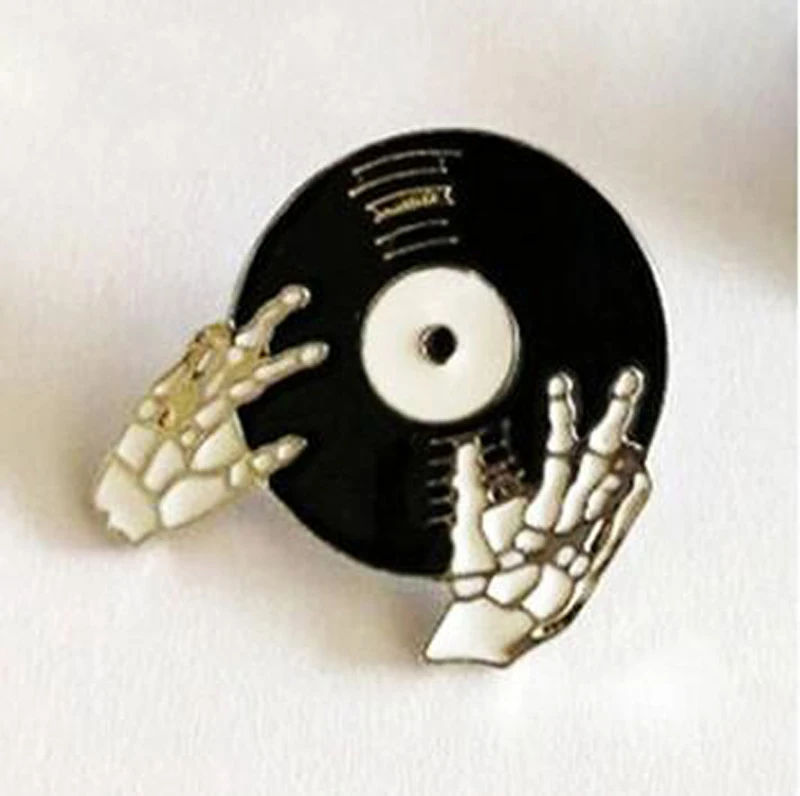 

Skeleton Enamel Pins Black Heart Badge Brooch Lapel Pin Denim Jean Hats Leather jeckets Bag Gothic Punk Jewelry Gift for Friends
