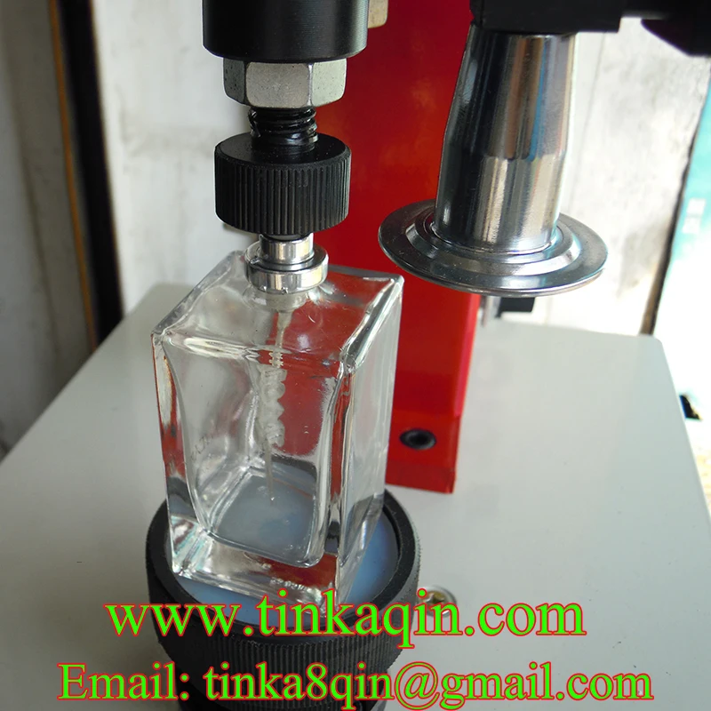 Фотоаппарат для герметизации жидкости в бутылках с металлическими крышками |