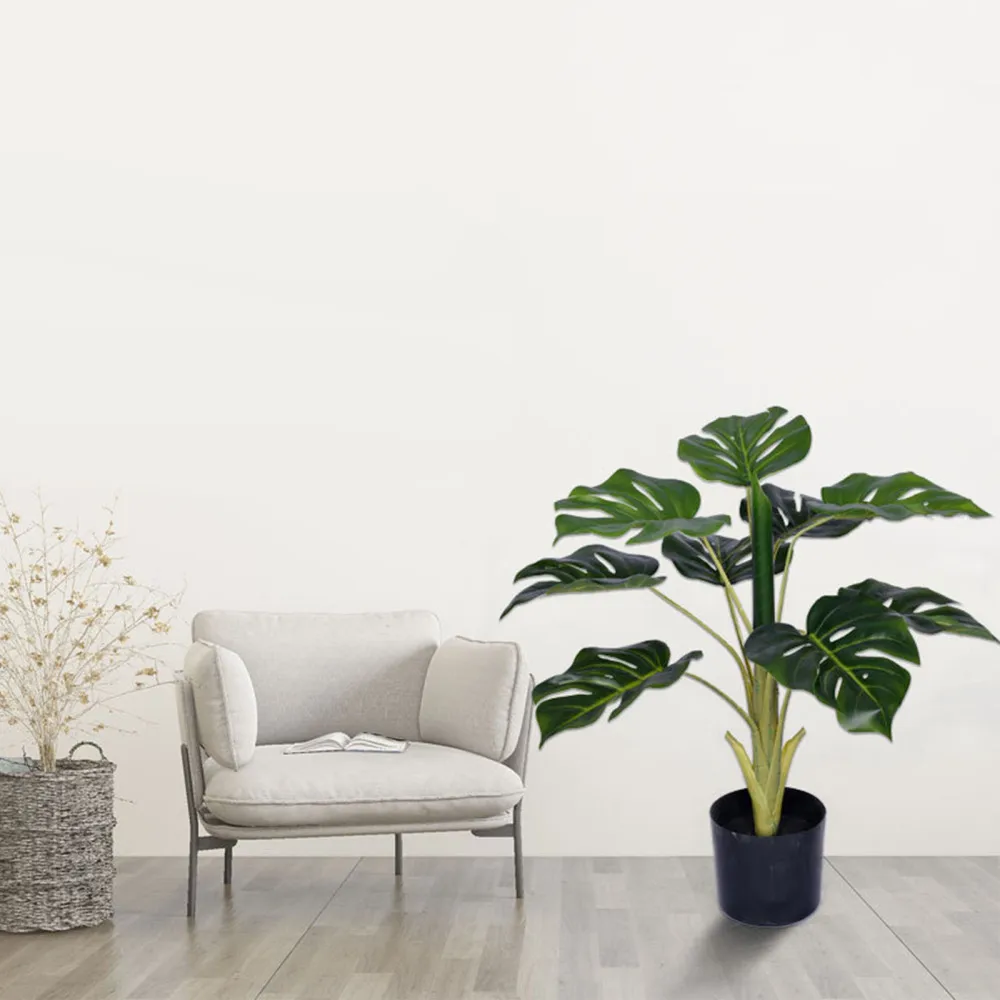 Зеленые растения искусственные пальмы деревья украшенные современным подарком