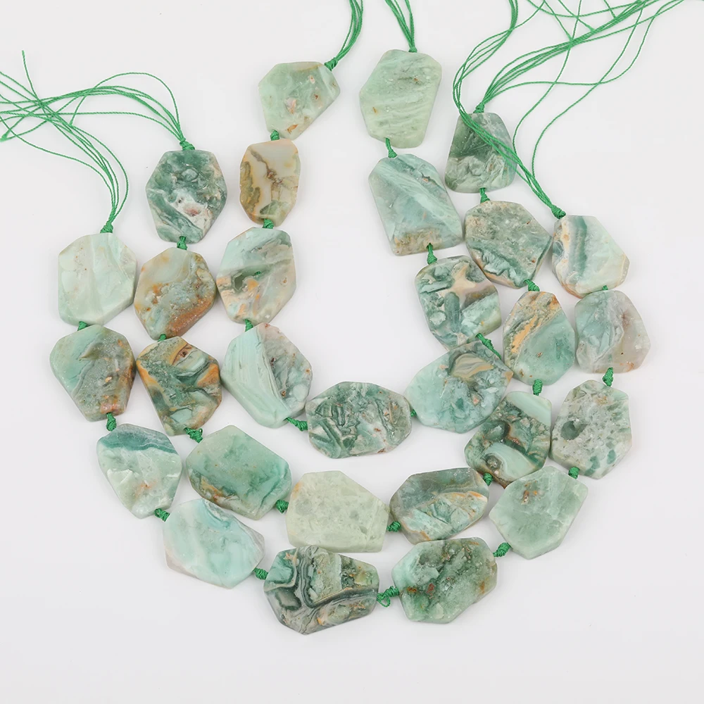 Около 10 шт. в нитке просверленные посередине натуральные зеленые яшмы кусок
