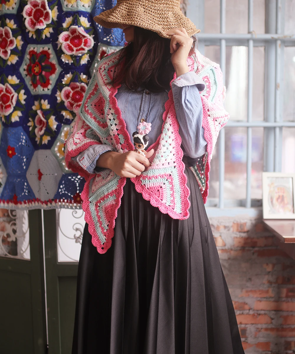 Женский шарф ручной работы вязаный крючком треугольный с розовыми цветами