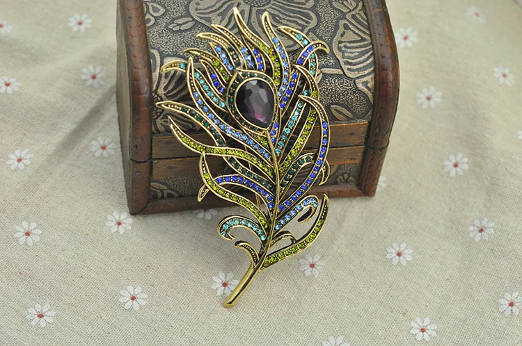 

Vintage Female Crystal Feather Brooch Dainty Gold Color Jewelry Brooches For Women Cute Purple Zircon Pin Dress Coat Accessory