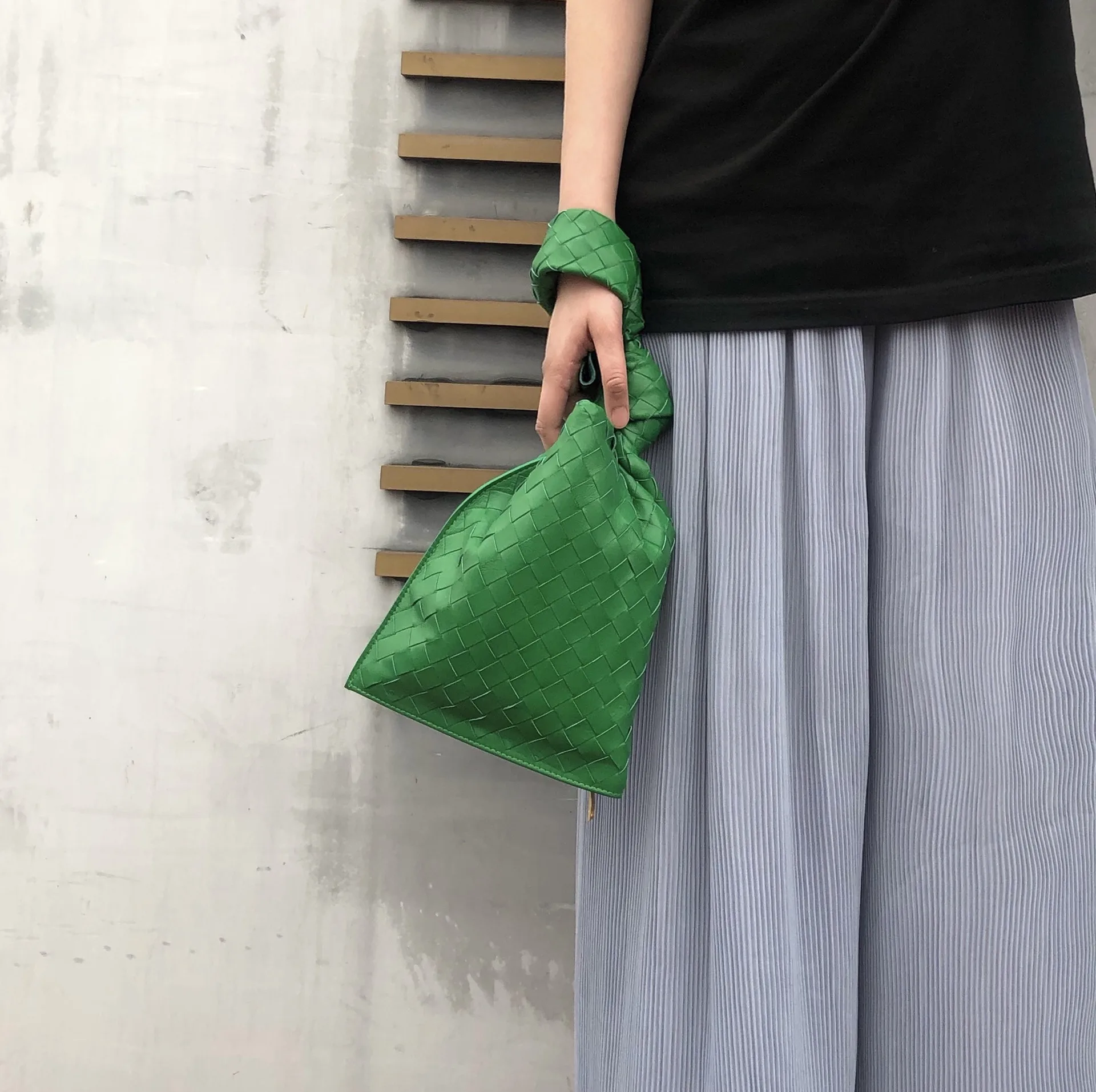 

Новинка 2021, роскошная дизайнерская женская сумочка из овечьей кожи с узлом, вязаный маленький клатч на запястье, кошелек