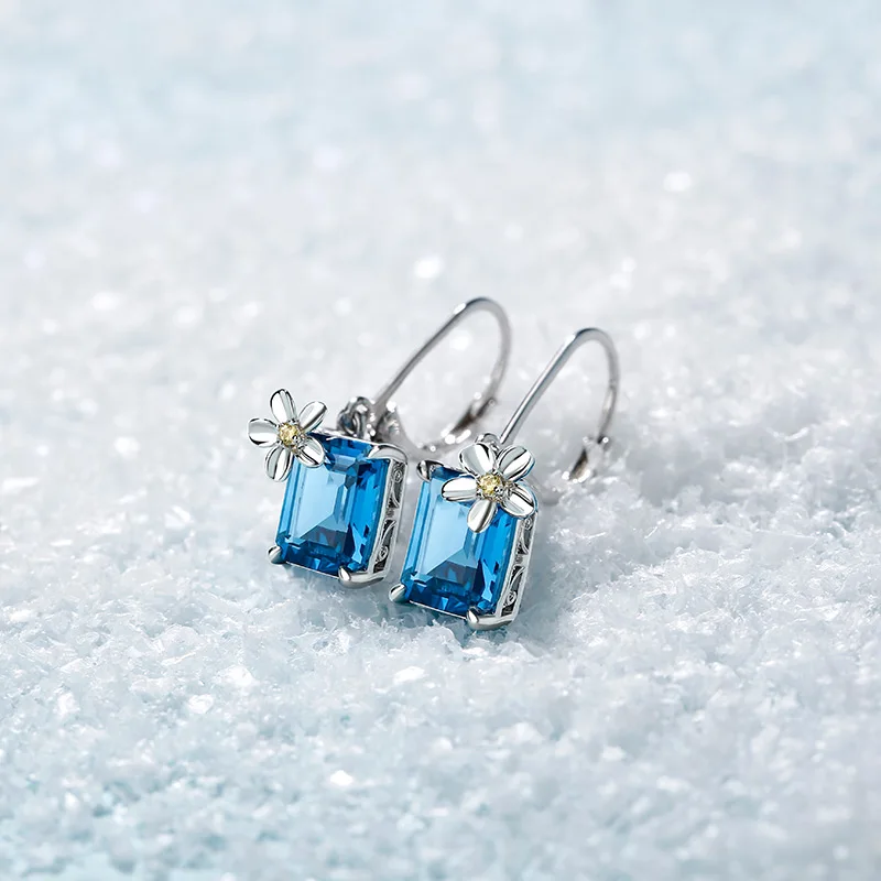 Женские квадратные серьги с цирконом золотистые маленькие в виде цветка