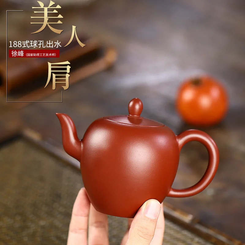 Ярко красный халат красота плечо темно эмалированный керамический чайник полный