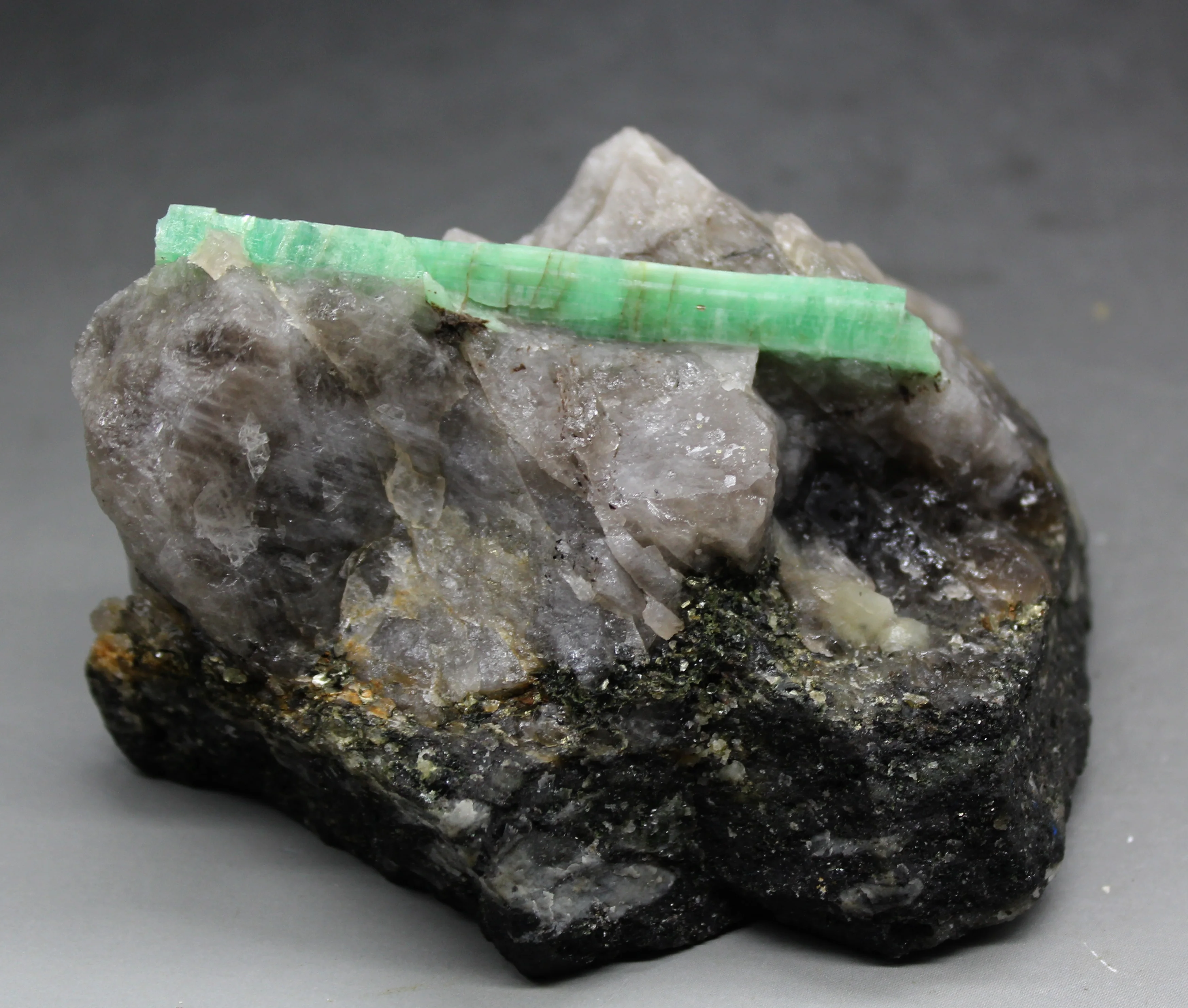 Большой! 831 г натуральный камень класса зеленый изумруд минеральные хрустальные