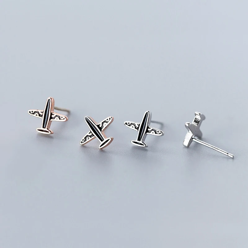 Серьги гвоздики женские в виде маленького самолета из серебра 925 пробы с черной