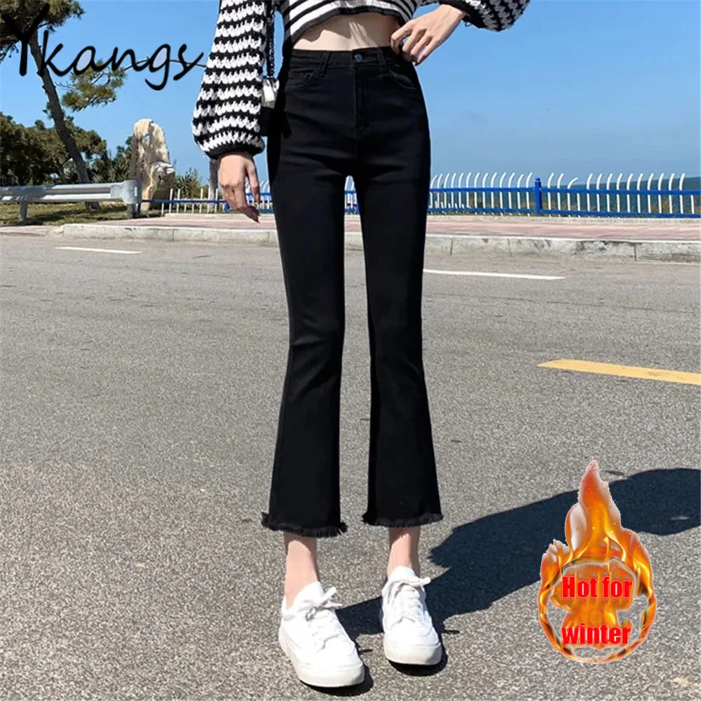 Черные расклешенные джинсы с флисовой бахромой на подоле женские эластичные