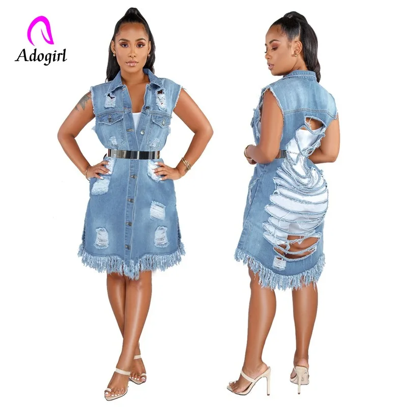 Женское джинсовое платье-туника без рукавов с синими пуговицами спереди и