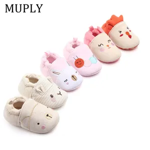 Тапочки с мягкой подошвой для новорожденных мальчиков и девочек, Нескользящие туфли для детской кроватки с милыми животными, теплые зимние пинетки для первых шагов с мультяшной Мышкой