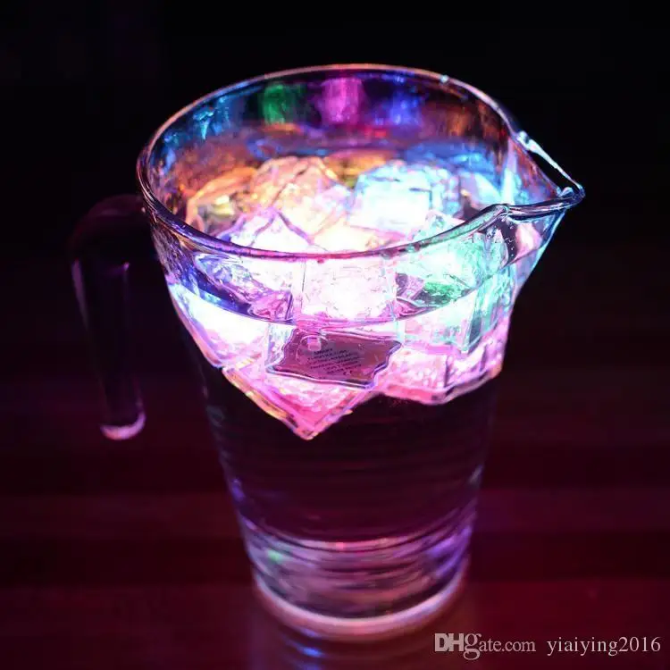 للبيع 240 قطعة/المجموعة الكرتون فلاش آيس كيوب المياه المنشط مصباح ليد وضعت في الماء شرب فلاش تلقائيا للحزب الزفاف البارات عيد الميلاد