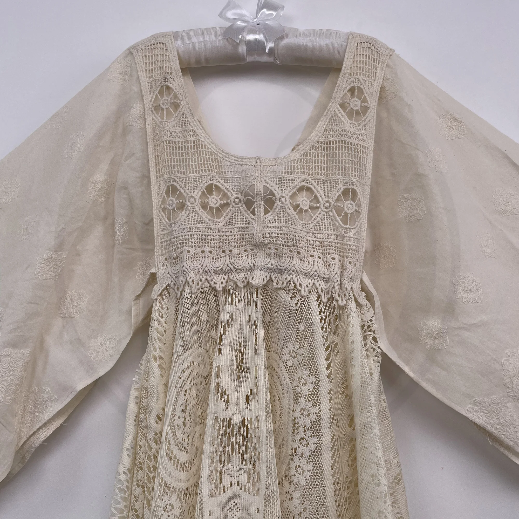 Рисунок 5 - Бежевые кружевные платья Don & Judy для фотосессии