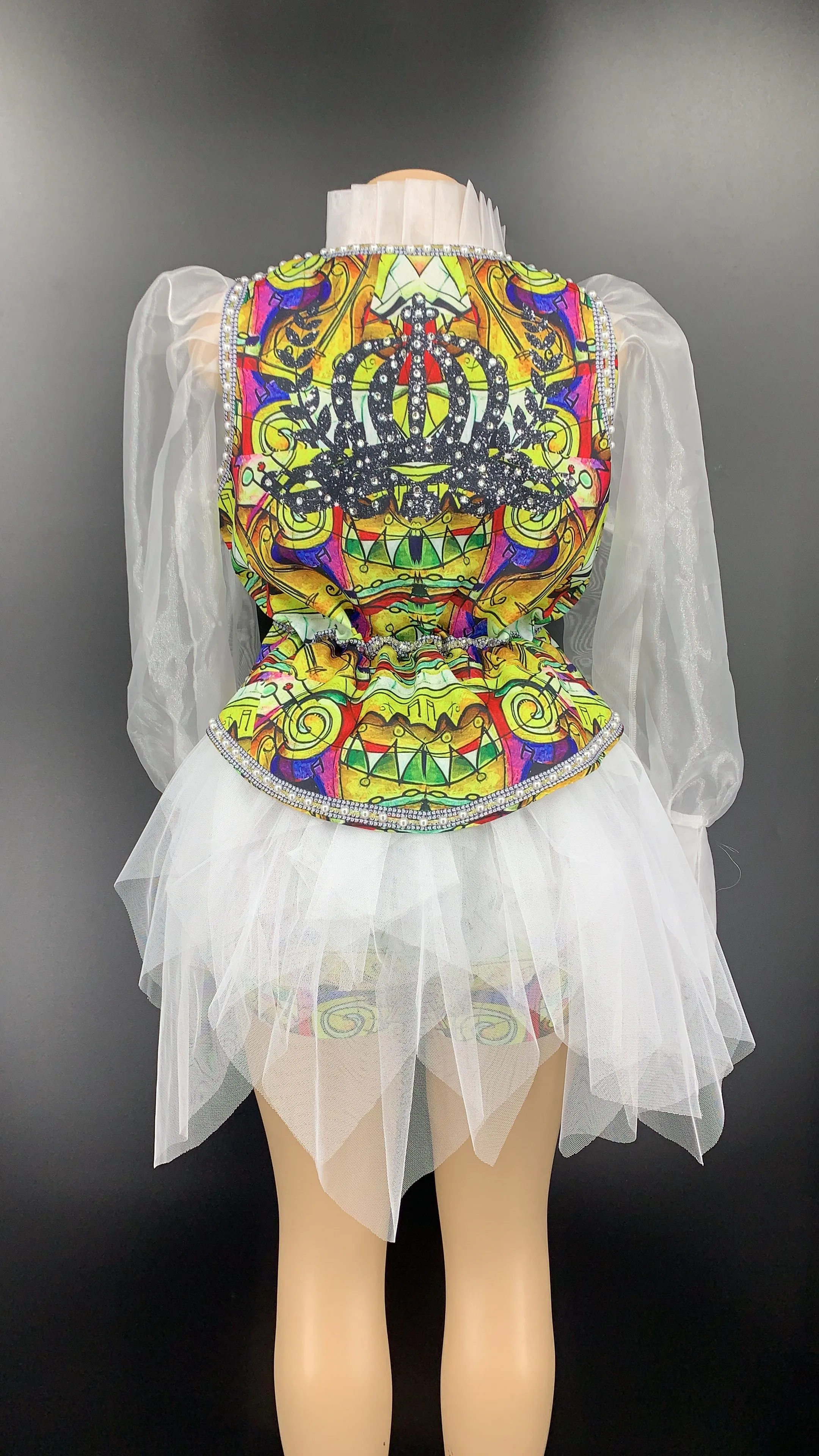 Женская короткая рубашка с рисунком граффити украшенная камнями и жемчугом