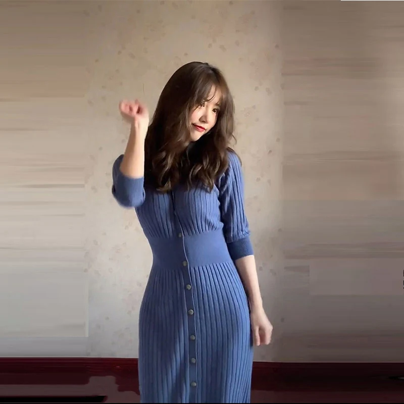 Женское трикотажное платье асимметричного покроя слитное с V-образным вырезом и