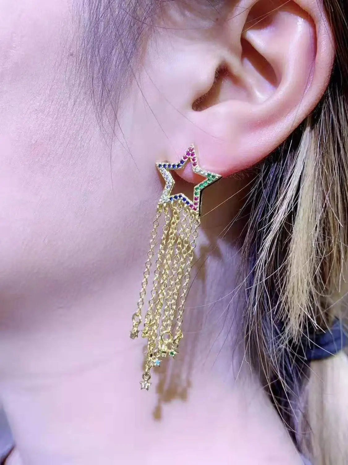 

Разноцветные серьги-гвоздики с фианитами