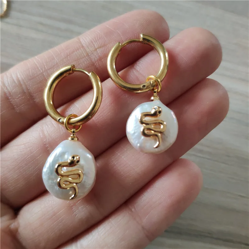 

2020 Fashion Simple Gold Tiny Snake Animal Charm Freshwater Pearl Bead Pendant Stainless Steel Women Hoop Earring Jewelry Gift