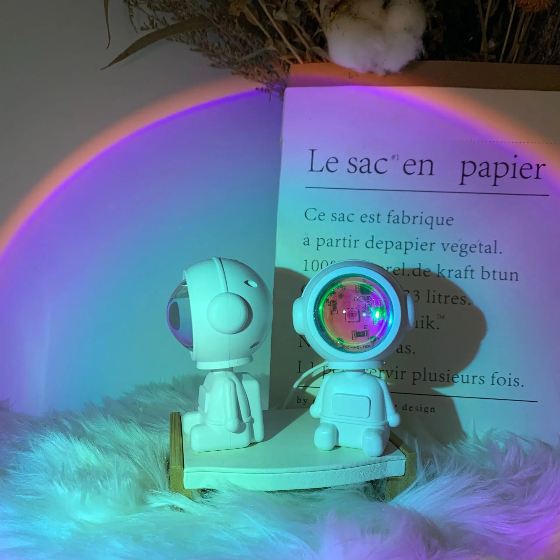 Thpensai Robot Sunset light, Rechargeable, Astronaut's rainbow projection sunset light, Bedroom mini table lamp, Christmas Gift,