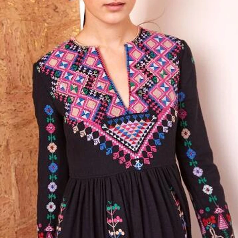 

Summer new Bohemian tourist holiday beach dress heavy industry embroidery ethnic wind v-neck dress
