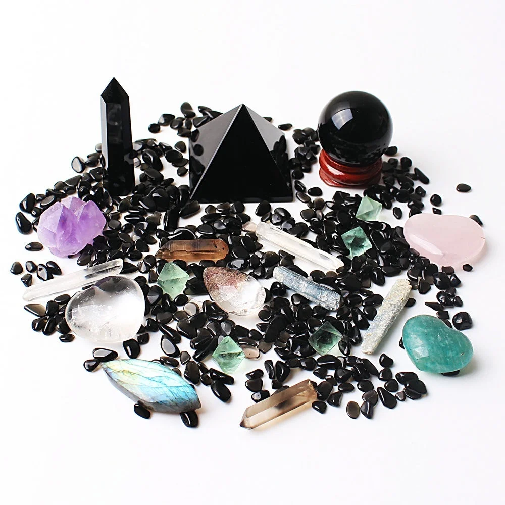 Множество смешанных природных кварцевых кристаллов обсидиан обелиск шар гравий