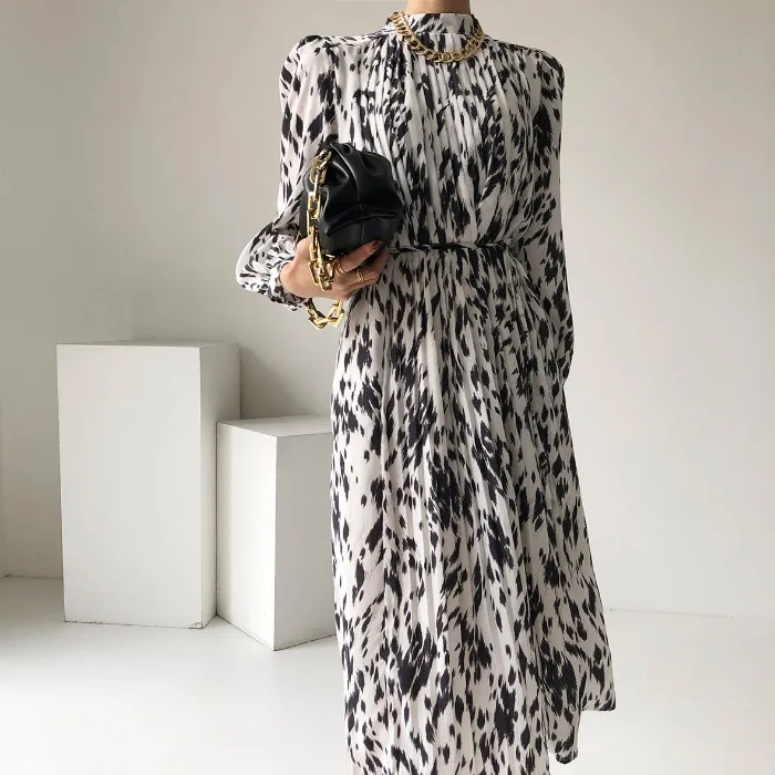 Женское платье до середины икры свободное со стоячим рукавом и пышными рукавами