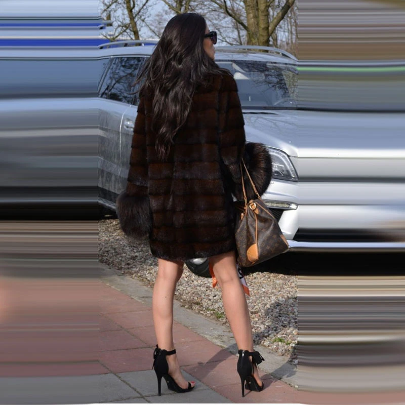 Женская Шуба из цельного меха длинная с манжетами натурального енота зимняя шуба