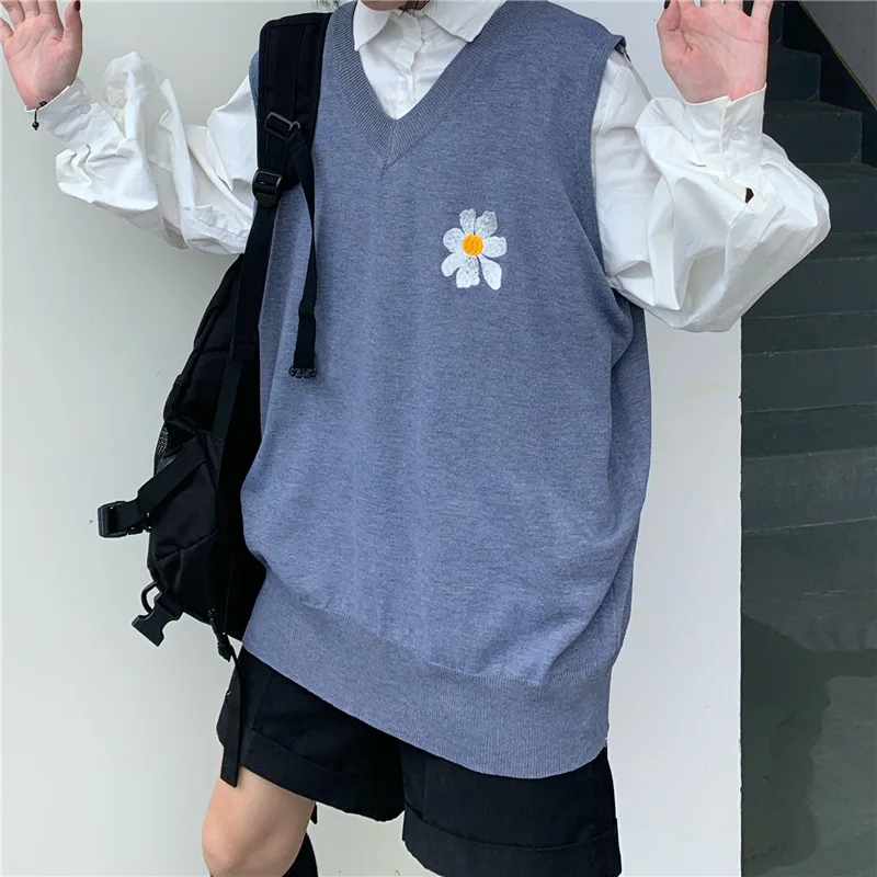 Женский трикотажный свитер без рукавов с цветочной вышивкой |