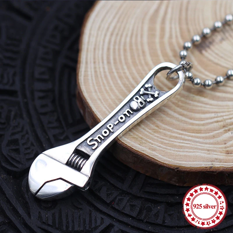 

Кулон из серебра 925 пробы в виде локомотивного черепа