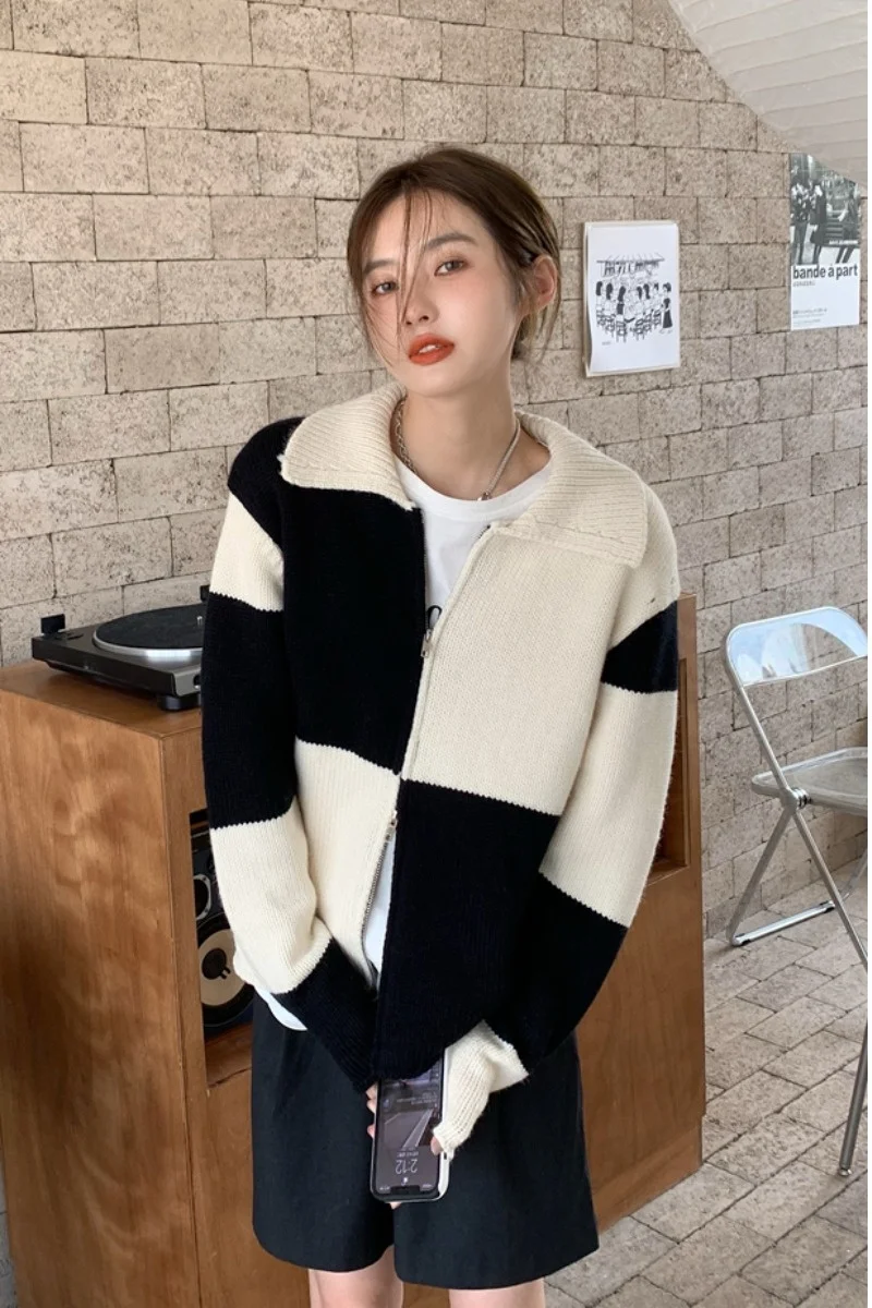 Контрастная свободная футболка-поло в клетку с воротником осенний свитер