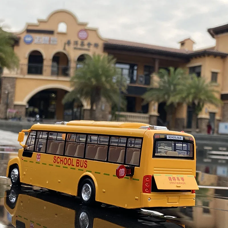 Модель автомобиля 1:32 из сплава школьный автобус Американского университета