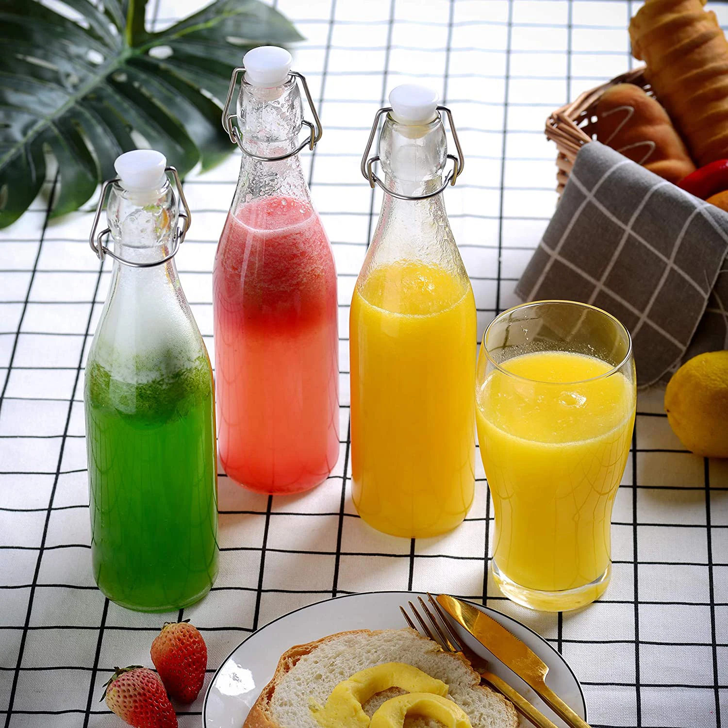 Прозрачная стеклянная бутылка с откидной крышкой и герметичной пробкой отлично