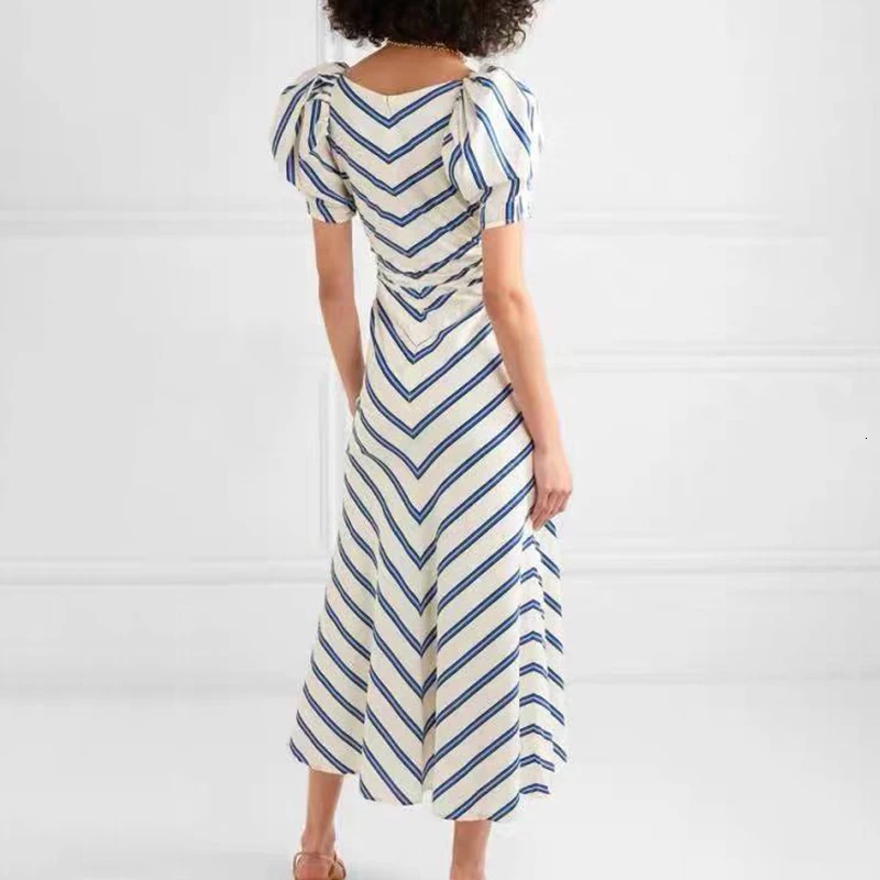 Платье в полоску TWOTWINSTYLE с квадратным вырезом пышными короткими рукавами высокой