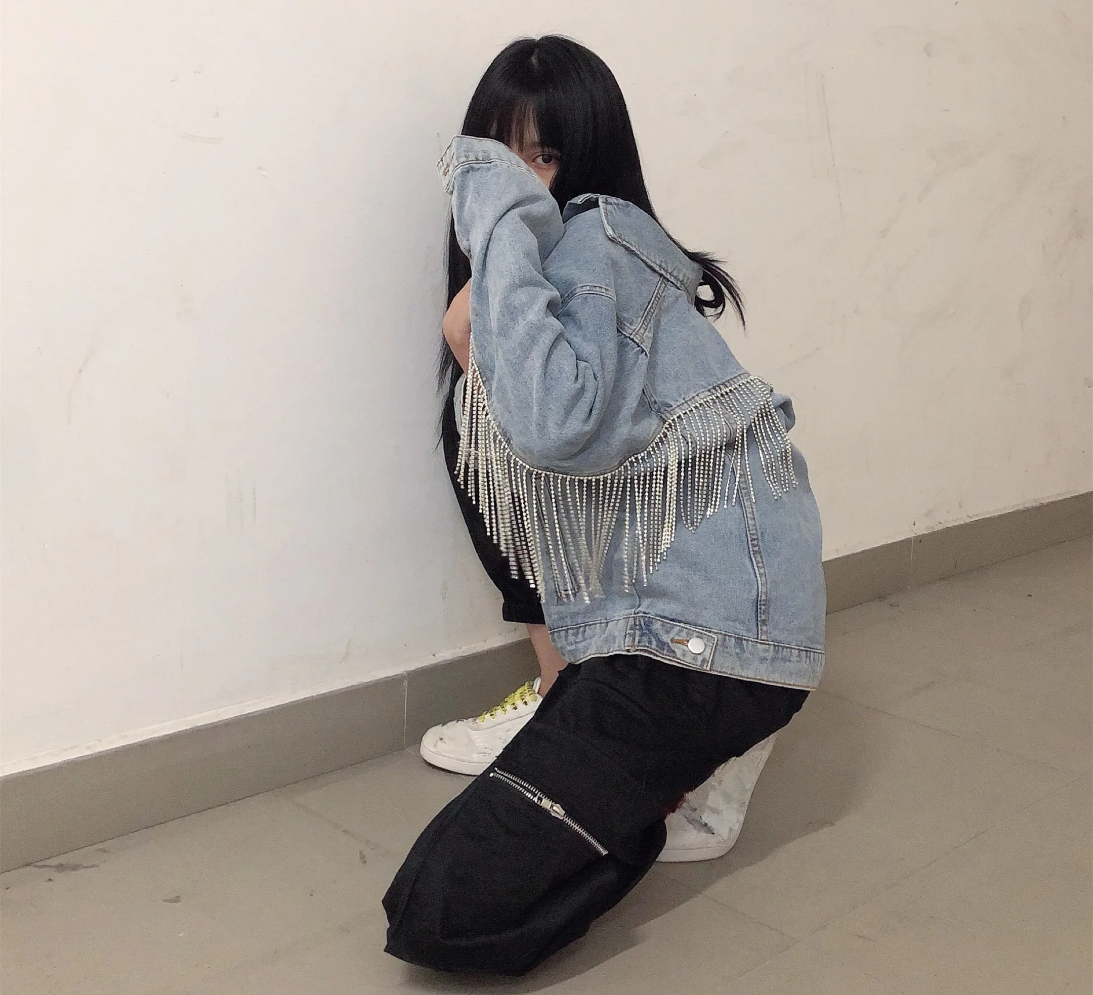 Женская джинсовая куртка с бахромой со стразами | одежда