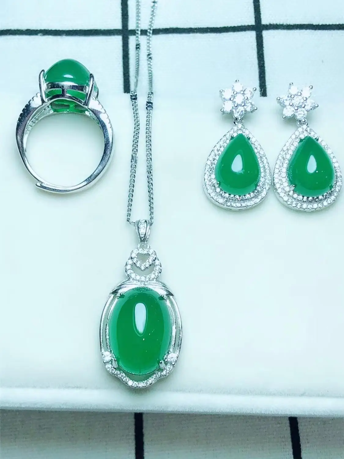 Набор из трех предметов серебра 925 пробы с натуральным изумрудом | Украшения и