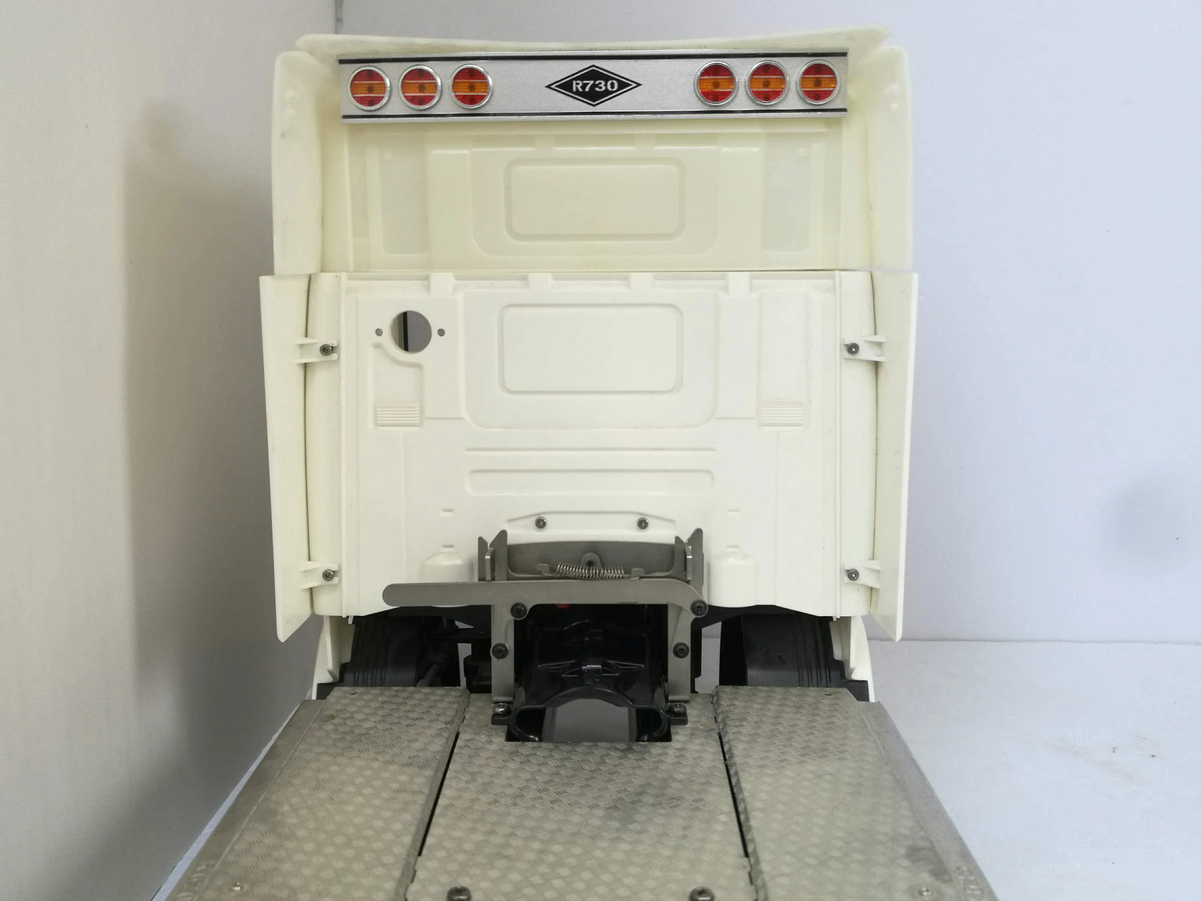 металла с чпу сзади светильн