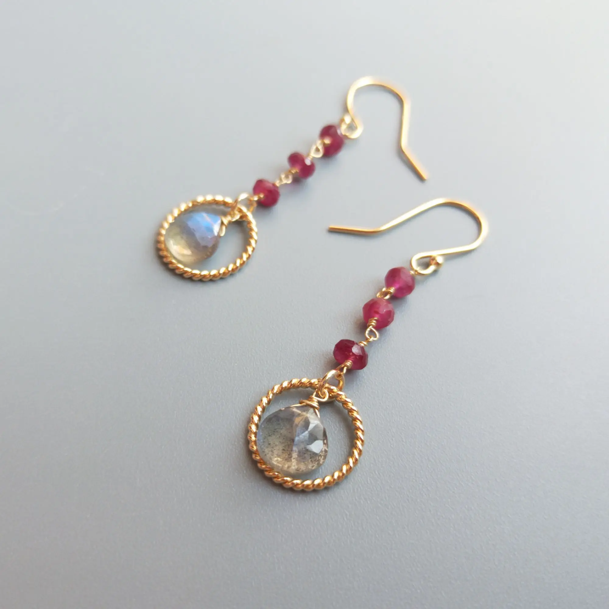 Серьги-Подвески ручной работы Lii Ji из натурального рубина и Лабрадорита