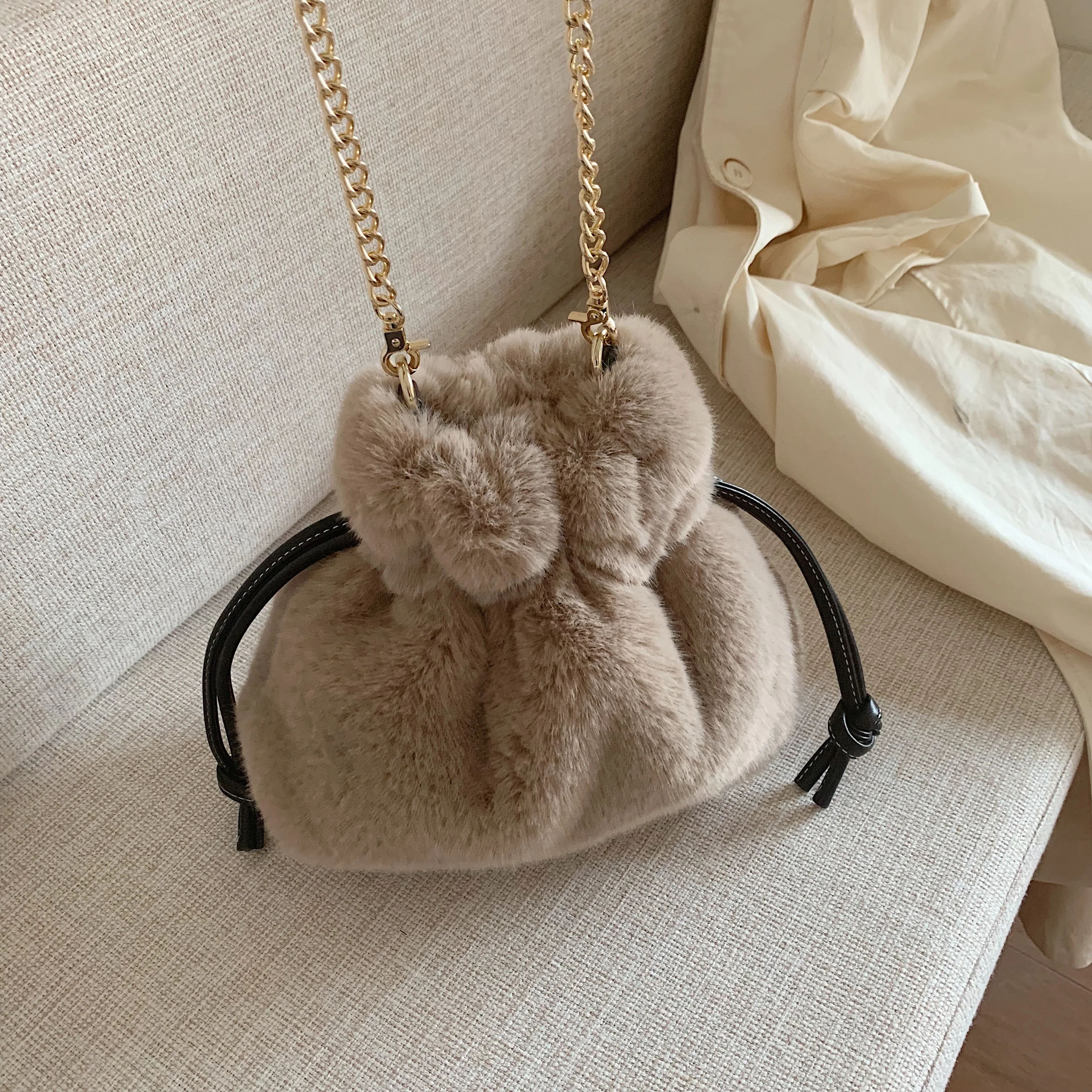

Luxury plush pouch ladies Messenger bag designer winter new fashion ladies chain Messenger bag shoulder bag clutch bag