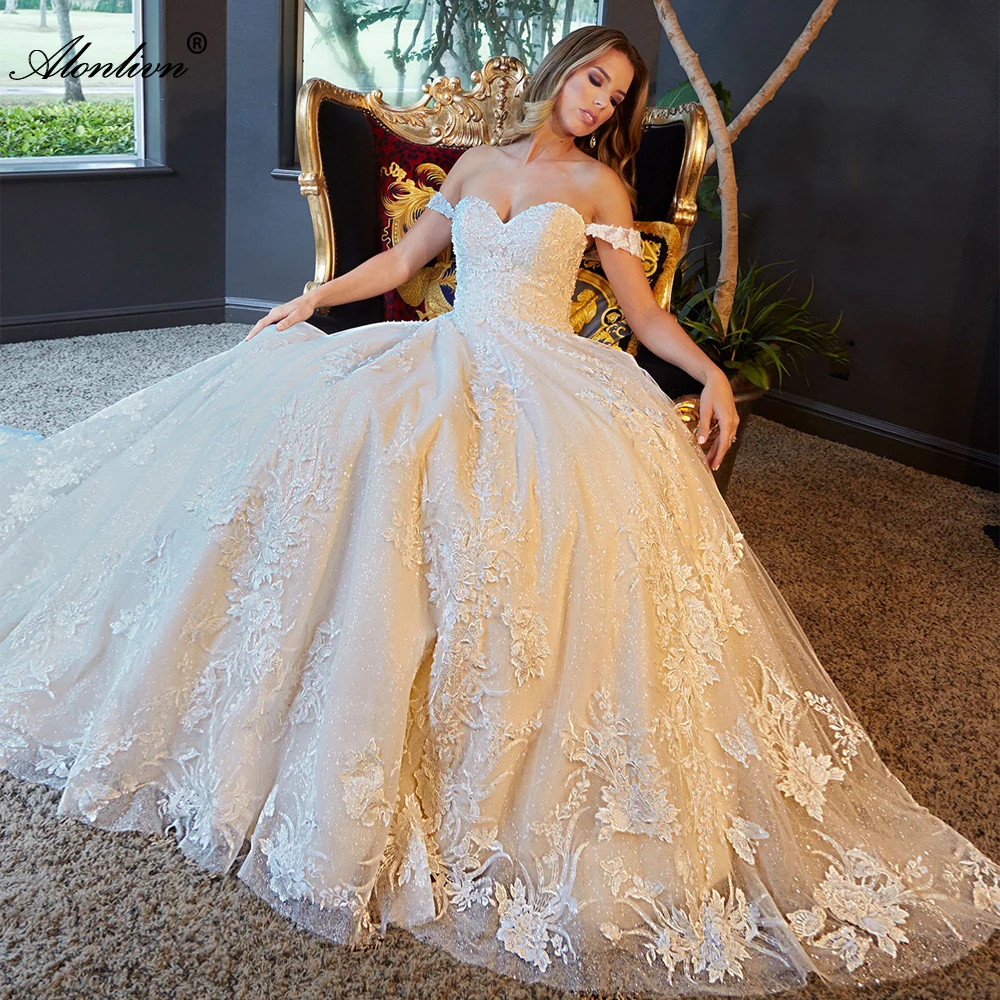 Фото Женское свадебное платье с вышивкой открытыми плечами и цветочным принтом |