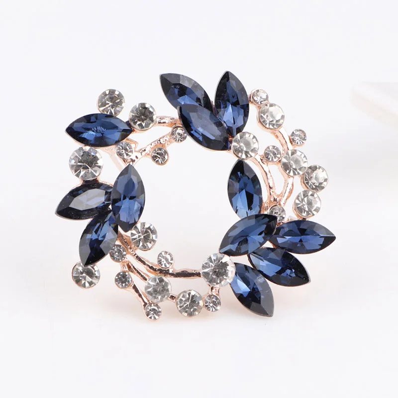 Брошь женская из цинкового сплава с кристаллами и цветком