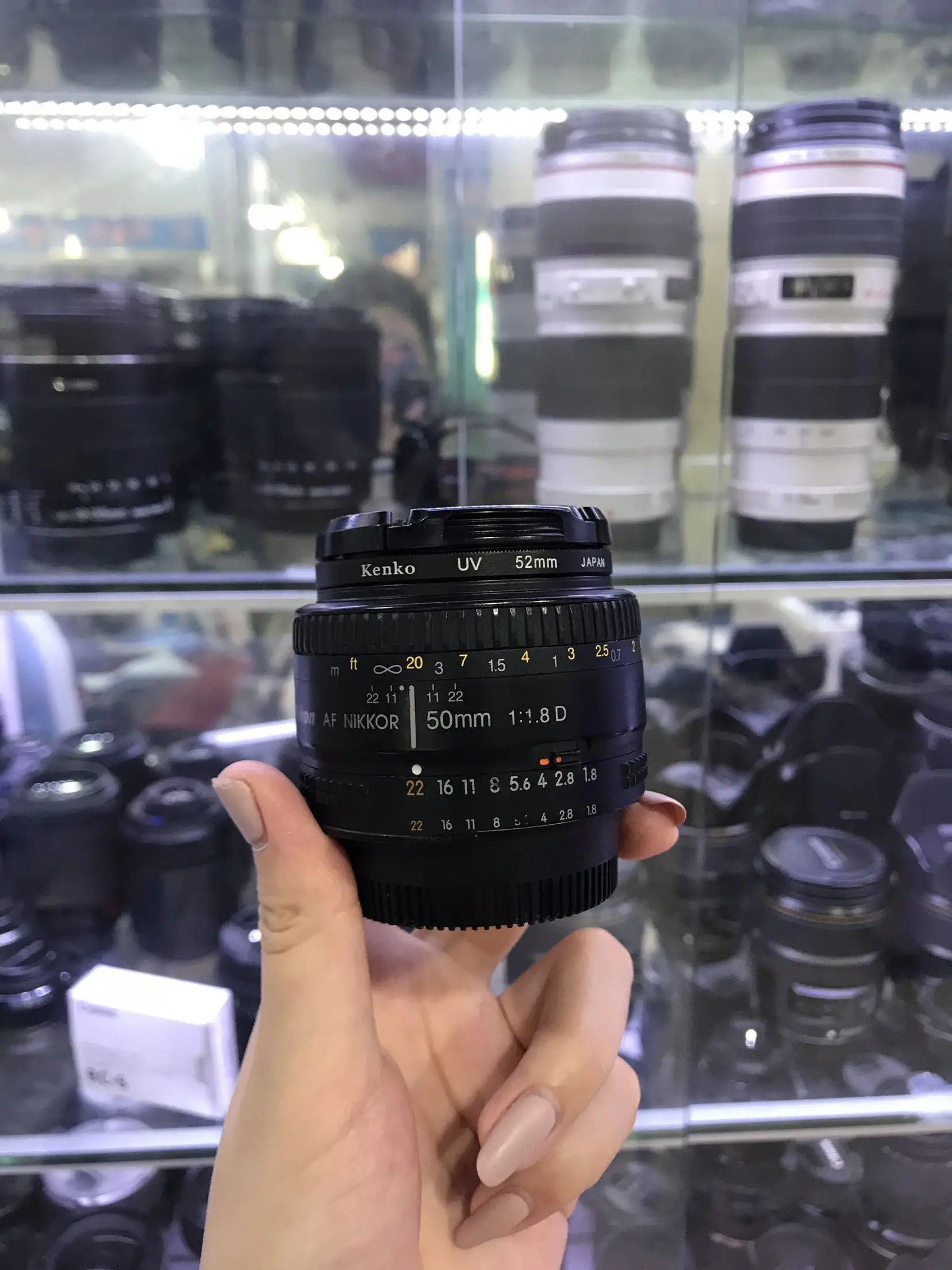 Используется объектив Nikon AF FX NIKKOR 50 мм f/1.8D для цифровых зеркальных фотокамер Nikon UV+ передняя и задняя крышки