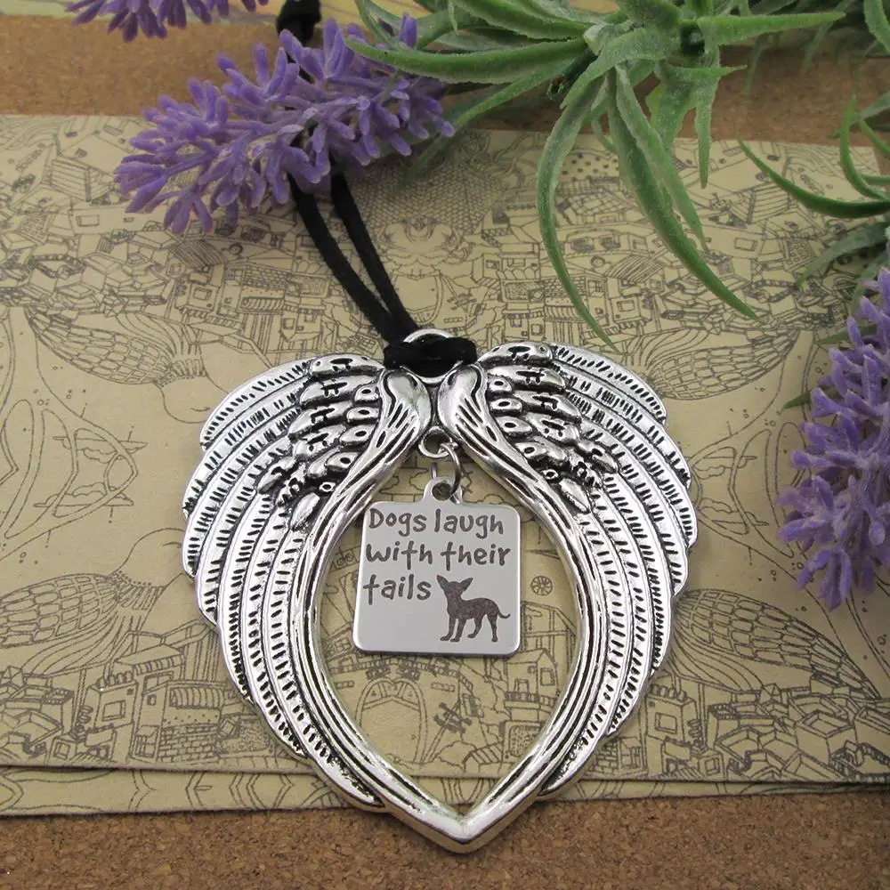 Собака смеется со своими отказами для зеркала заднего вида Рождественская елка