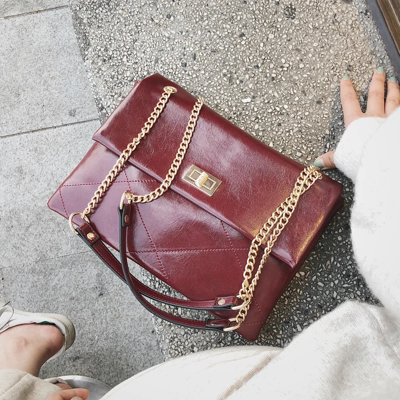 Сумка-конверт женская винтажная кожаная модный саквояж на плечо с цепочкой