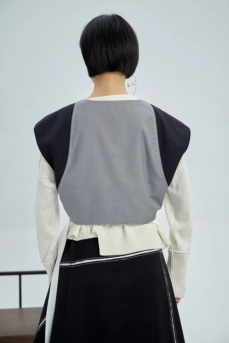 

[EAM] Women Loose Fit Gray Split Joint Striped Temperament Vest New V-collar Sleeveless Fashion Tide Spring Autumn 2021 1K726