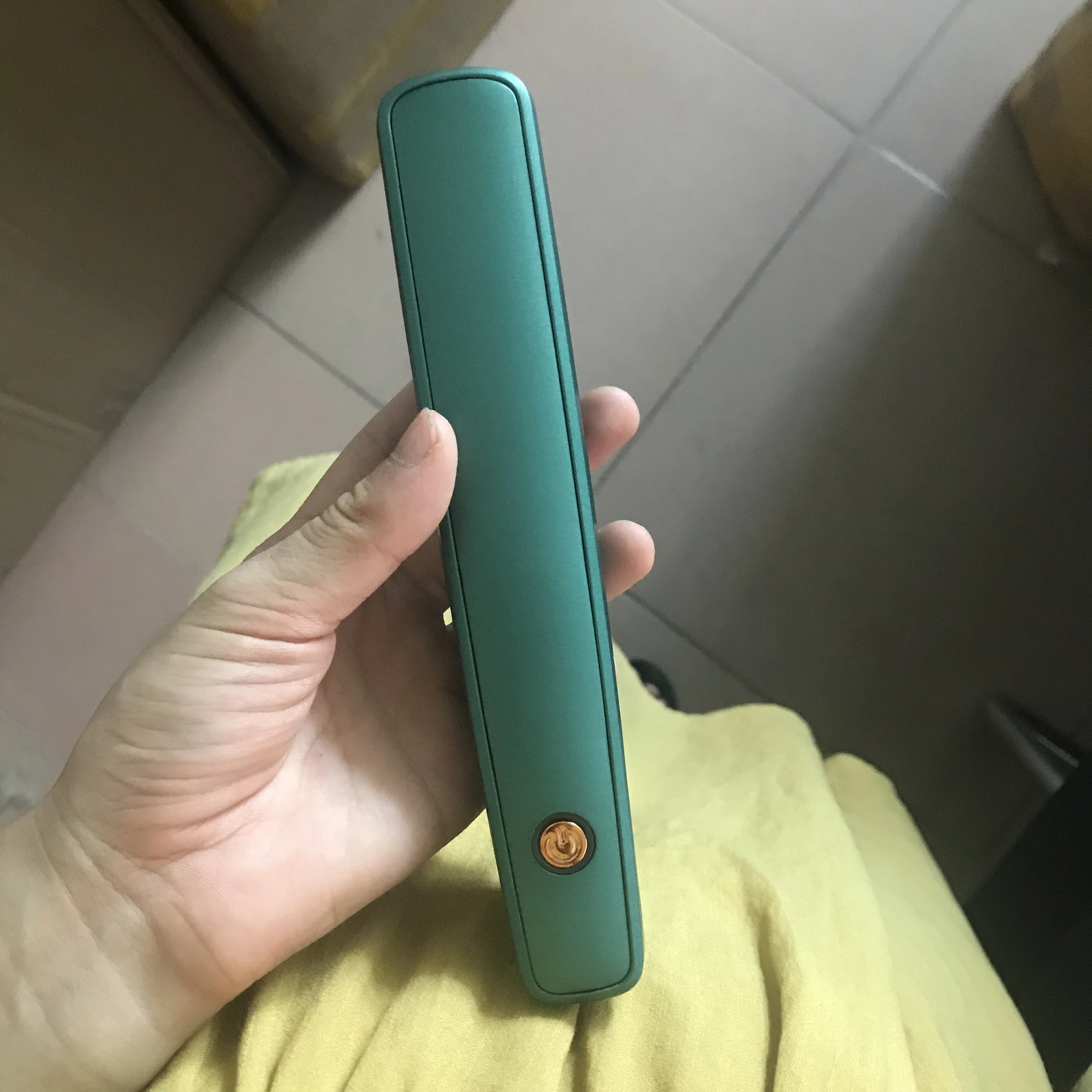 

Mini Wilress Hair Straightener Brush Cordless Battery Powered Hair Straightener PI Heating 200 Degree Thermostatic Hair Comb